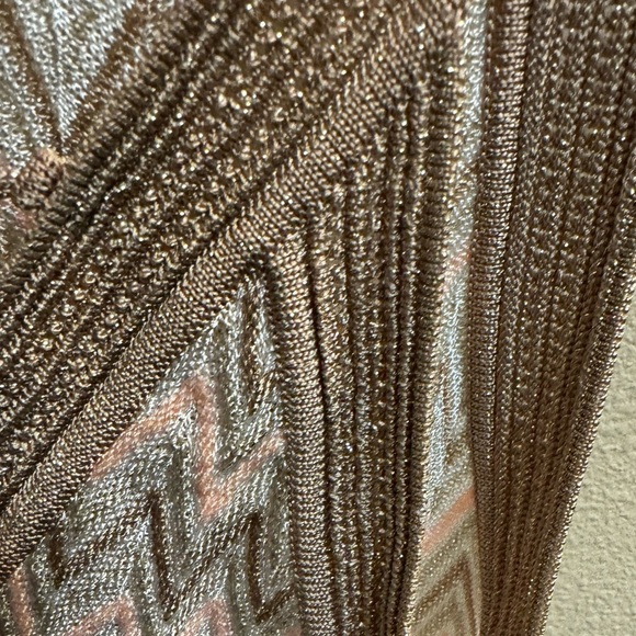 WHITE HOUSE BLACK MARKET Peach Gold Metallic V Neck Sleeveless Zigzag Tank EUC - Picture 12 of 15